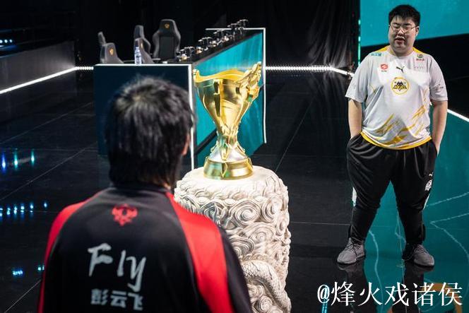 Fly：还记得小胖赵云大招扎四个，记得小胖的来时路